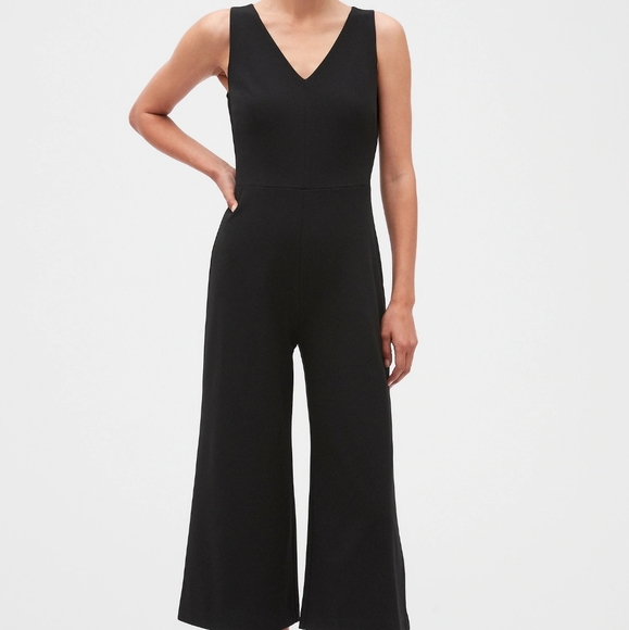 Banana Republic Factory Pants - Last chance! BR Factory Knit V-Neck Crop Jumpsuit